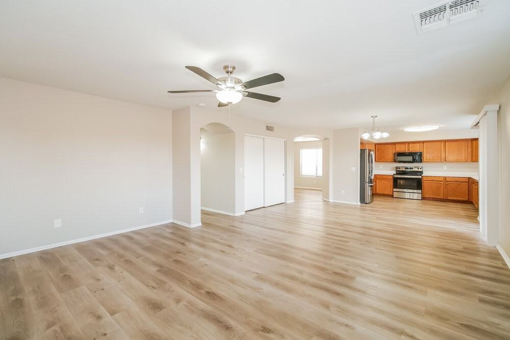 8622 S 50th Ln - Photo 5 of 17