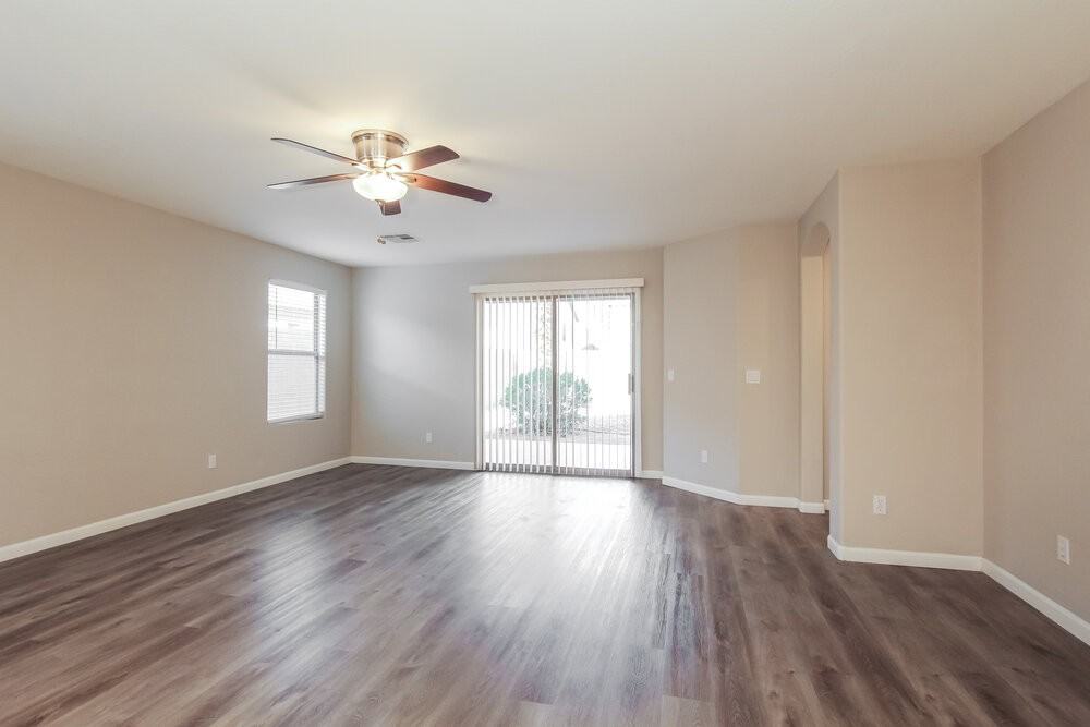 10530 W Edgemont Dr - Photo 3 of 16