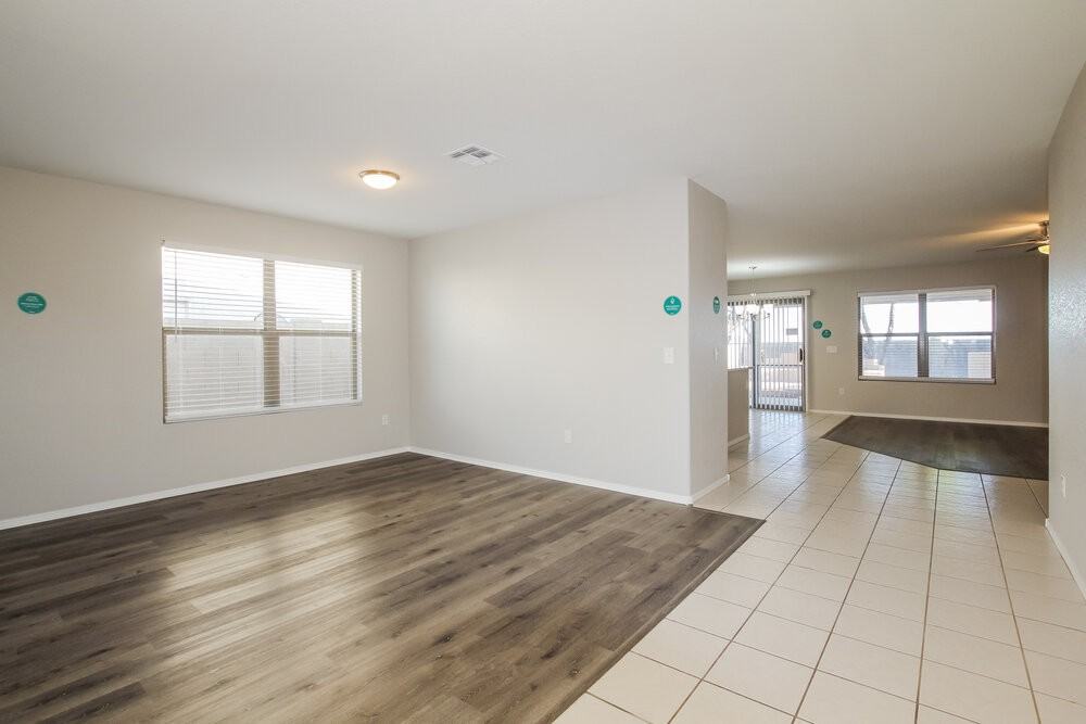 8211 W Mission Ln - Photo 4 of 16