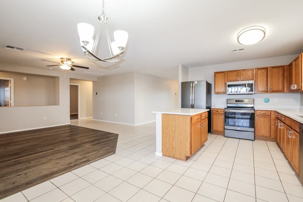 8211 W Mission Ln - Photo 5 of 16