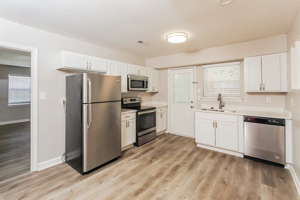 8003 Beacon Hills Rd - Photo 7 of 17