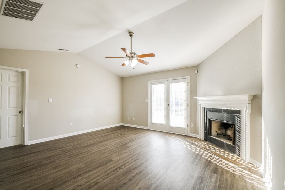 2604 Lullwater Ln - Photo 4 of 15