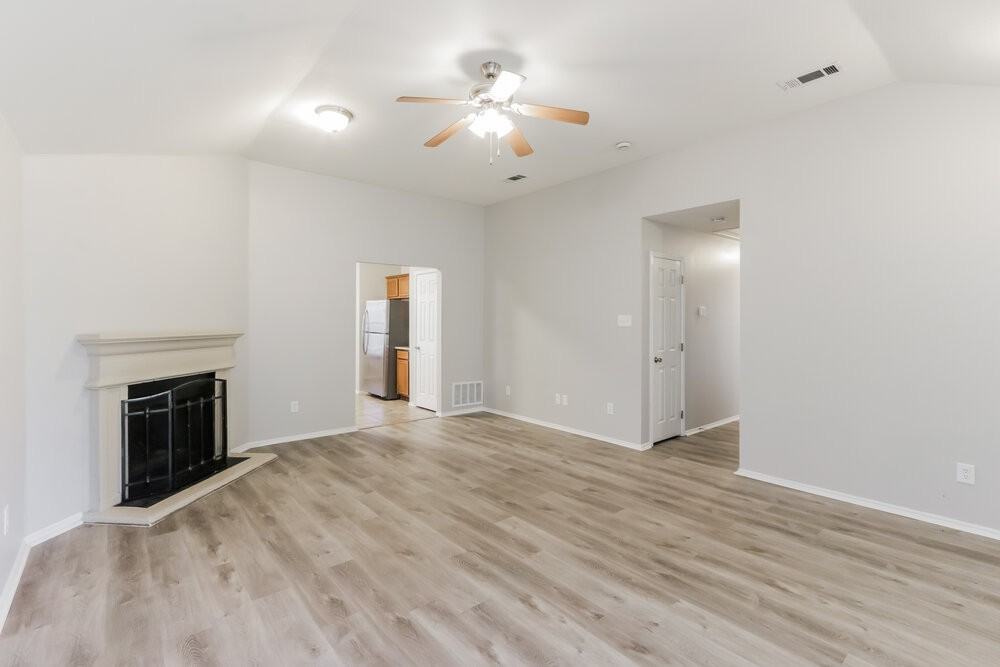 1504 Taylor Dr - Photo 5 of 16