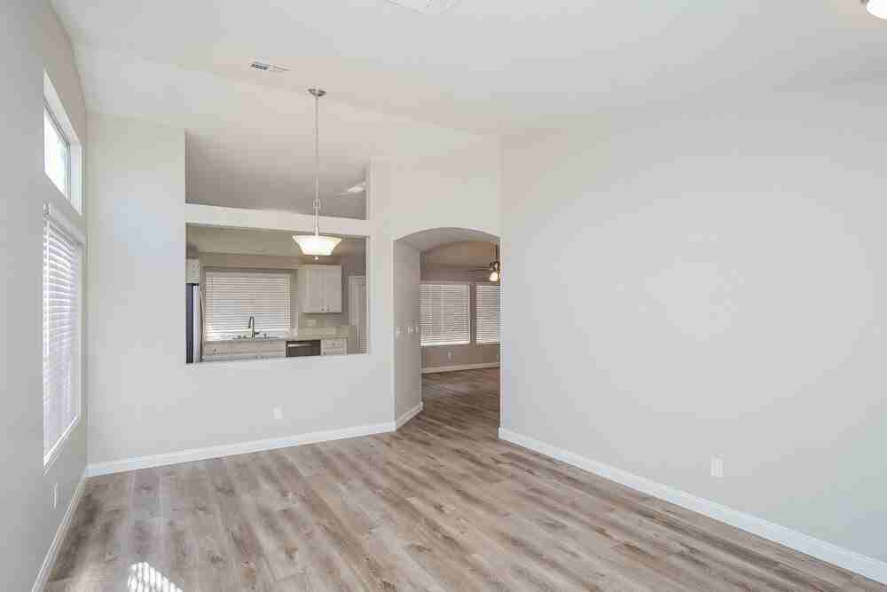 707 Heritage Point Dr - Photo 3 of 15