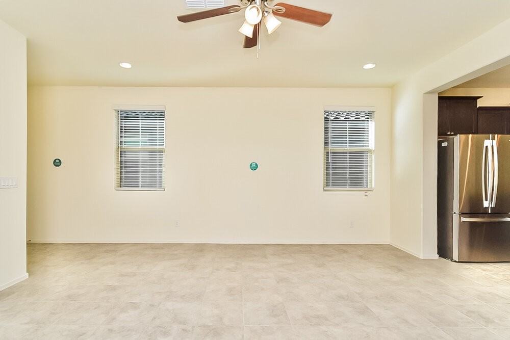 10772 W Harrigan Dr - Photo 3 of 16