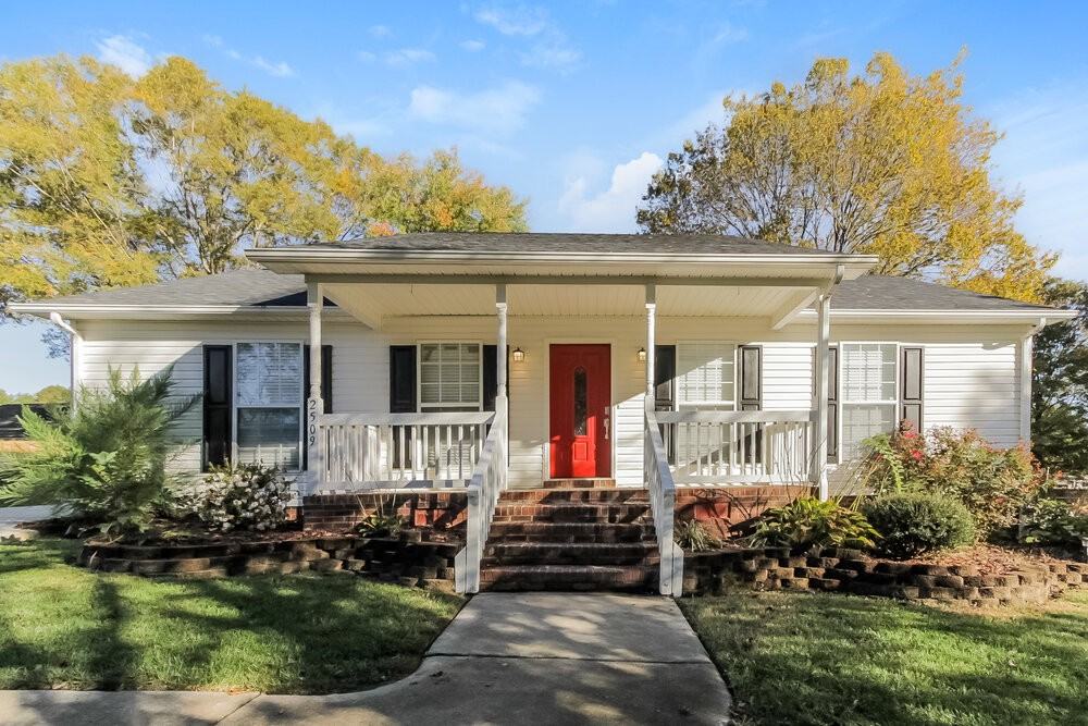 2509 Scott St - Photo 3 of 16