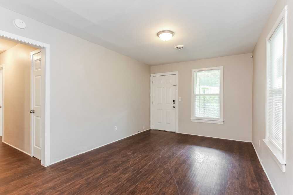 2969 Myra St - Photo 3 of 16