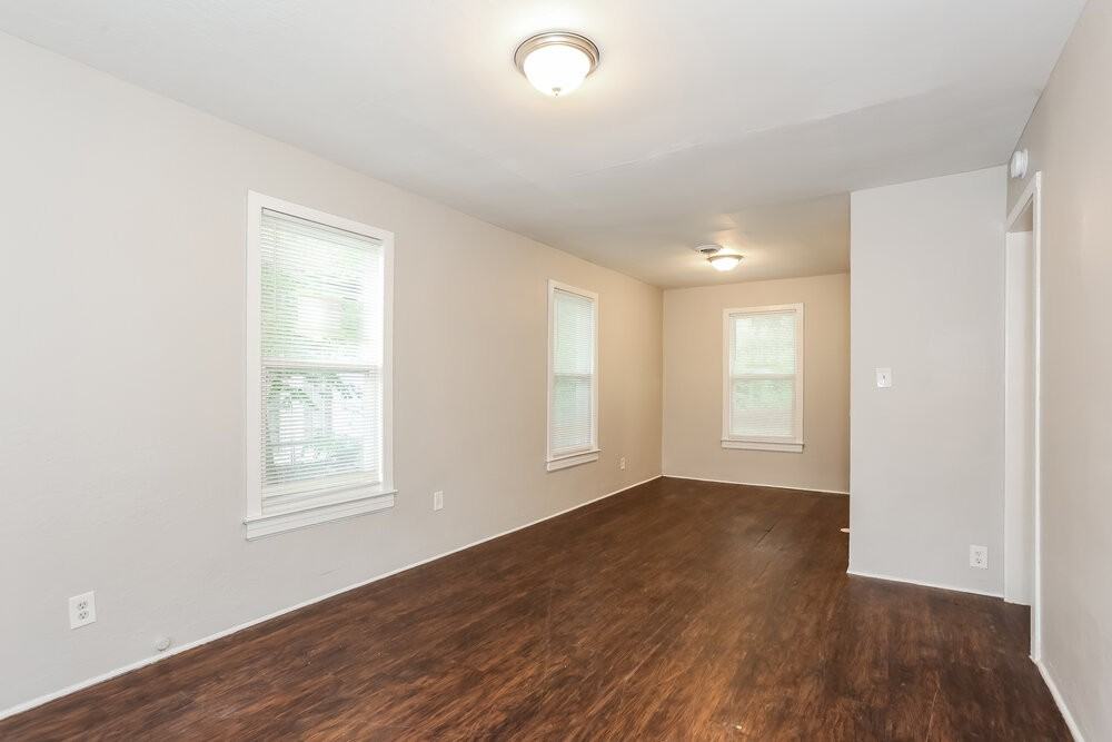 2969 Myra St - Photo 4 of 16