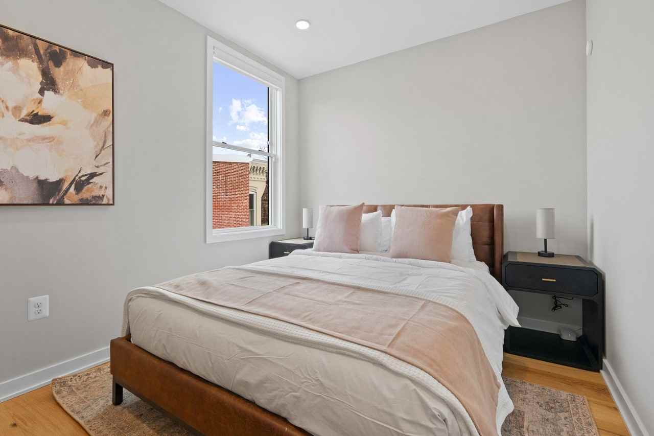 418 D St Se #1045688P - Photo 3 of 18