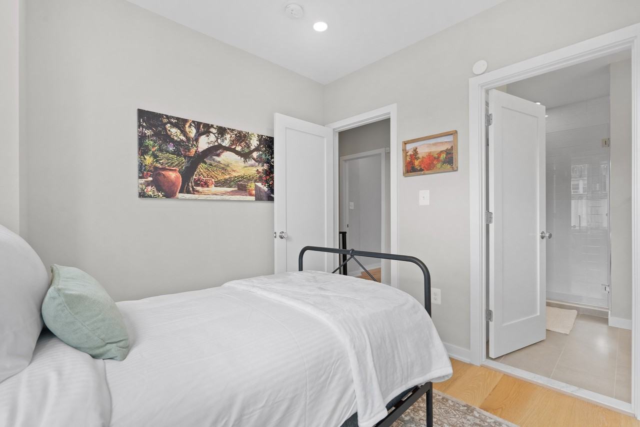 418 D St Se #1045688P - Photo 5 of 18