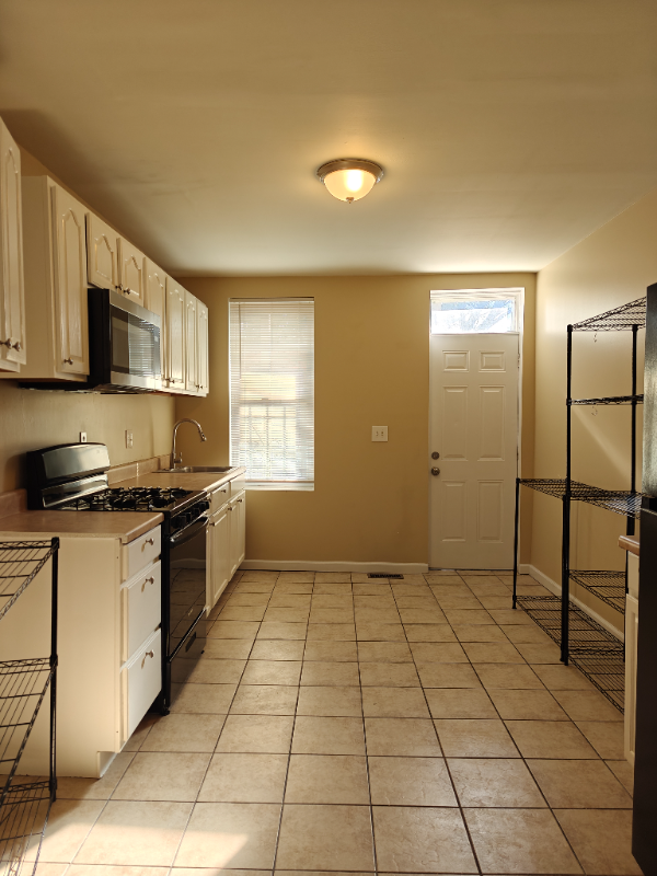 400 E Lorraine Ave - Photo 4 of 20