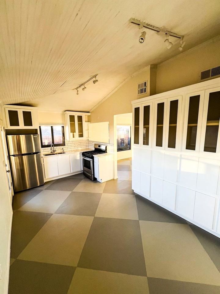 1606 N Stanton St #6 - Photo 4 of 8