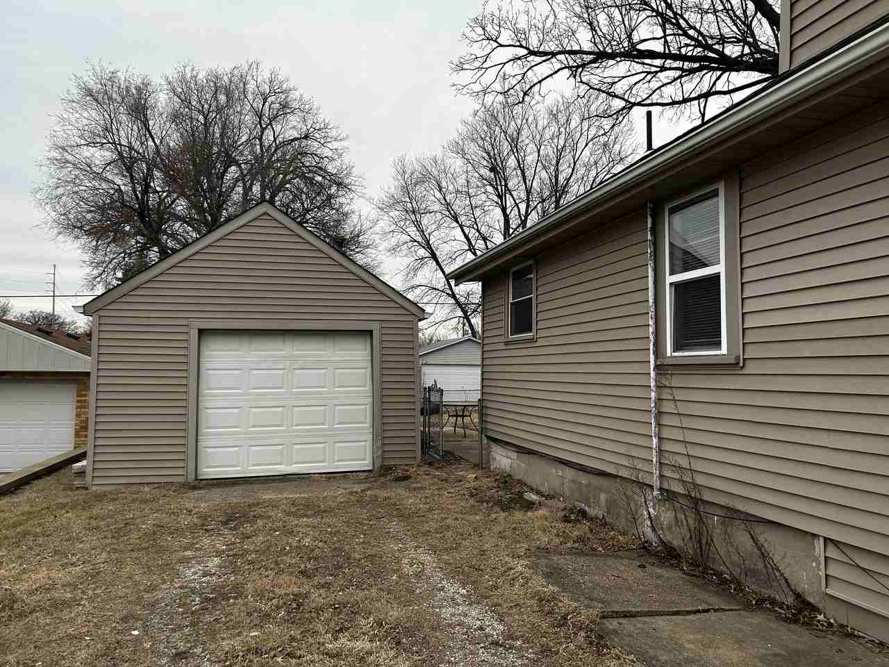 709 East Sciota Avenue - Photo 2 of 16