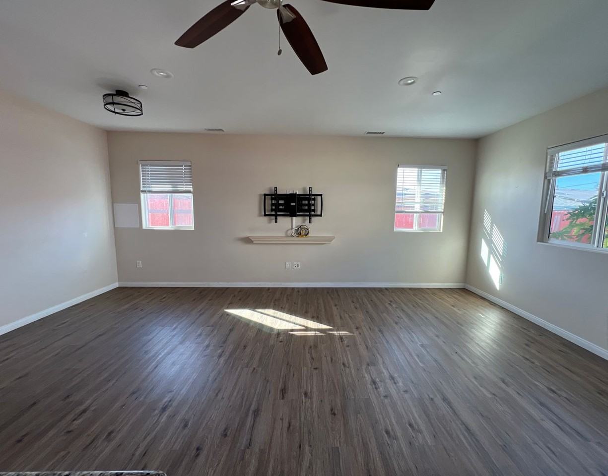 1013 Florida St - Photo 6 of 34