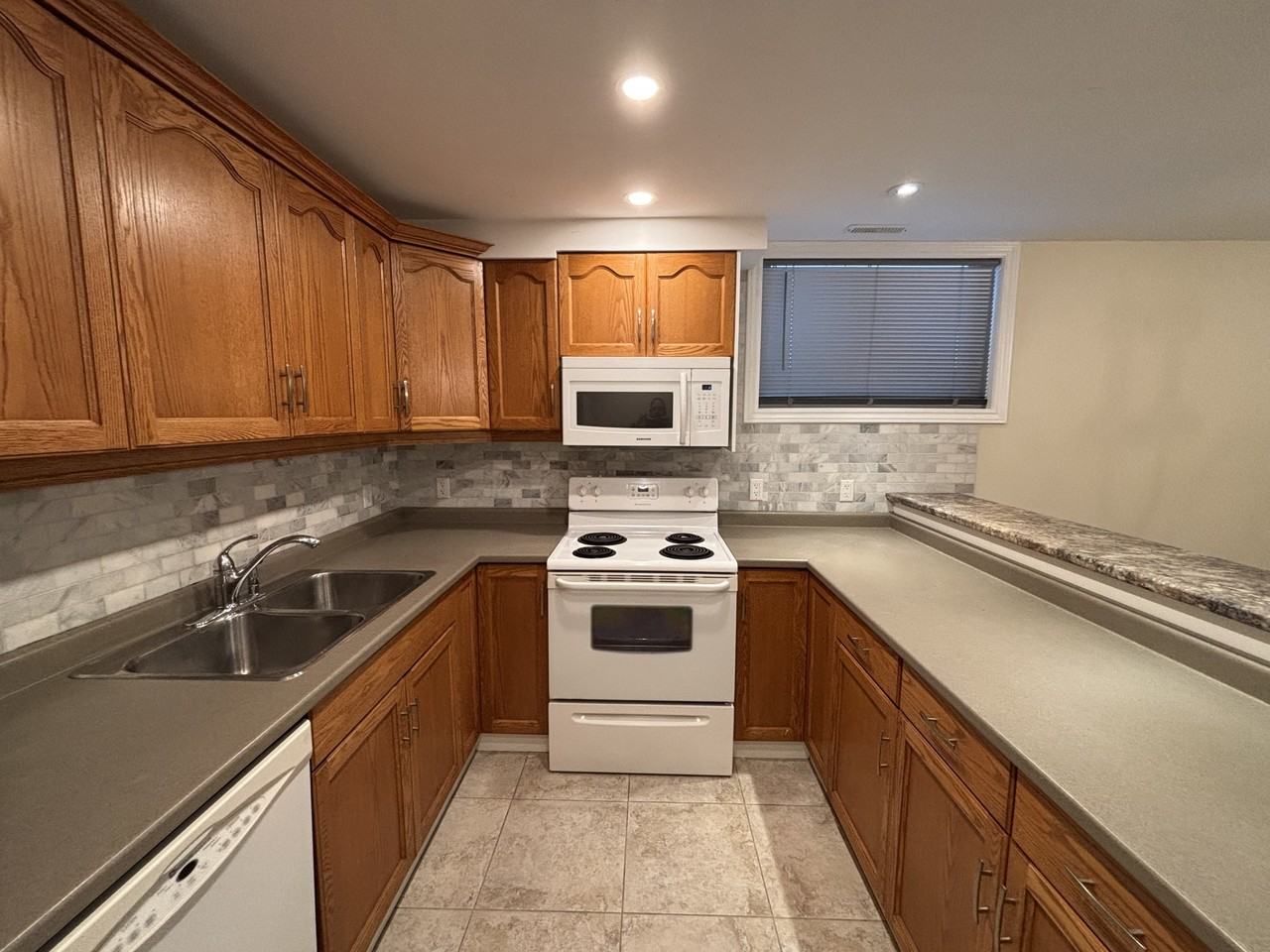 170 Christina St S Lowr - Photo 2 of 8