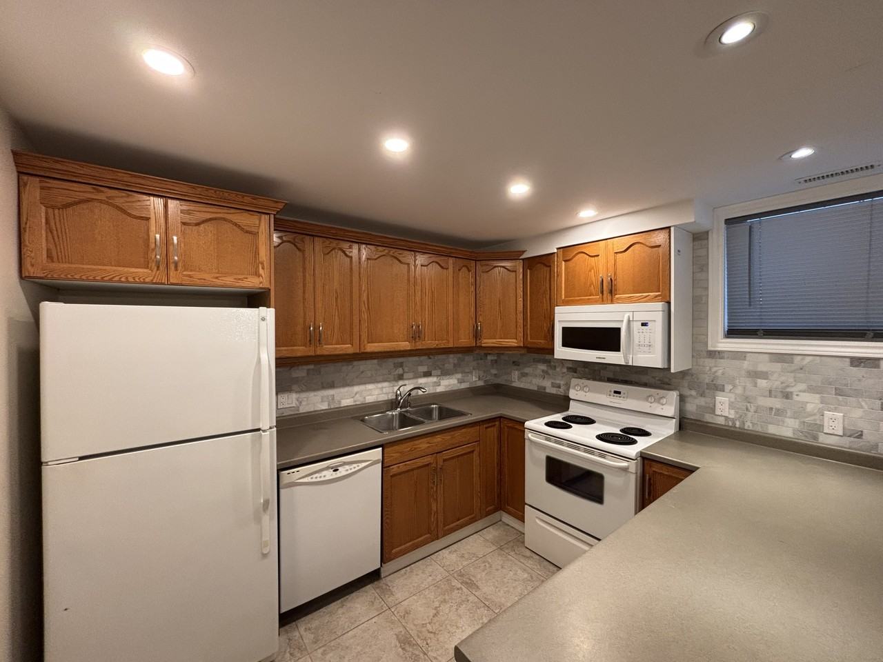 170 Christina St S Lowr - Photo 3 of 8