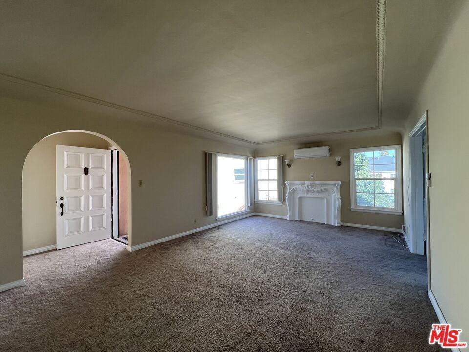 4118 S Victoria Ave - Photo 2 of 11