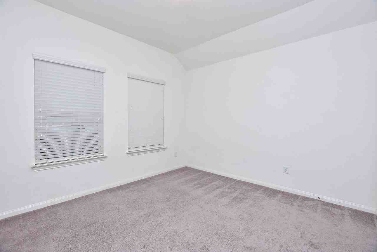 132 Krupp Ave - Photo 5 of 39