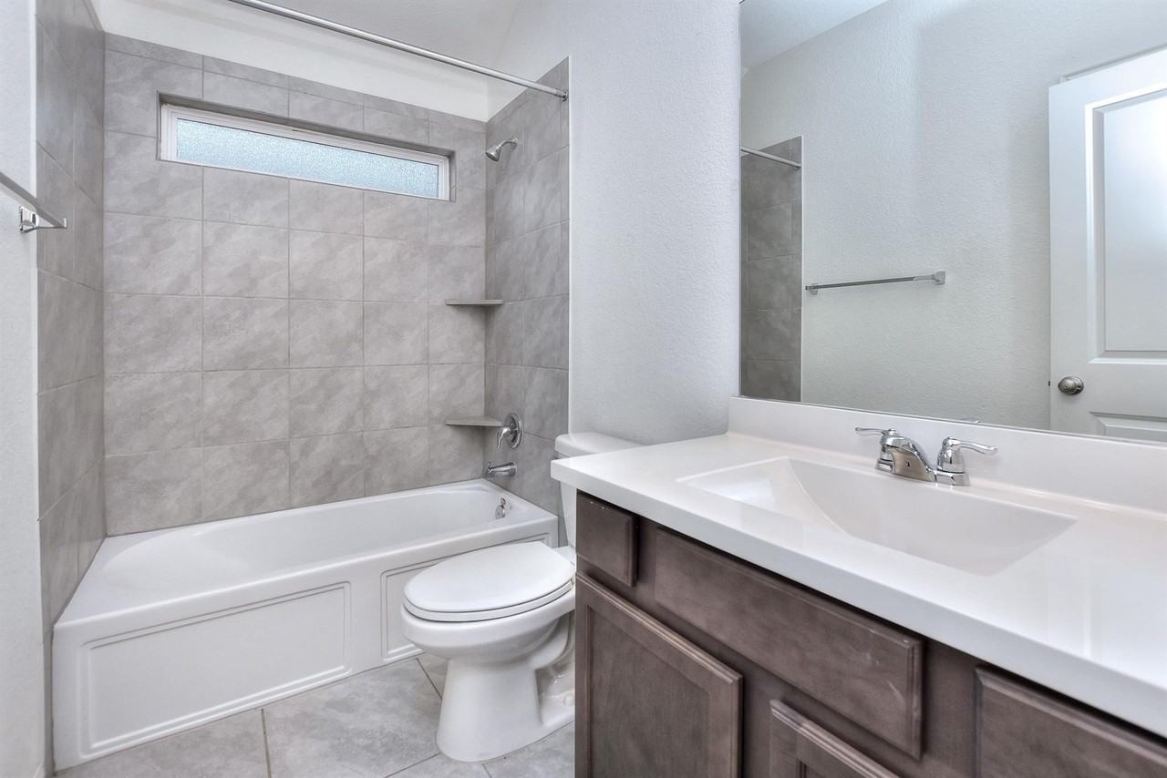 132 Krupp Ave - Photo 6 of 39