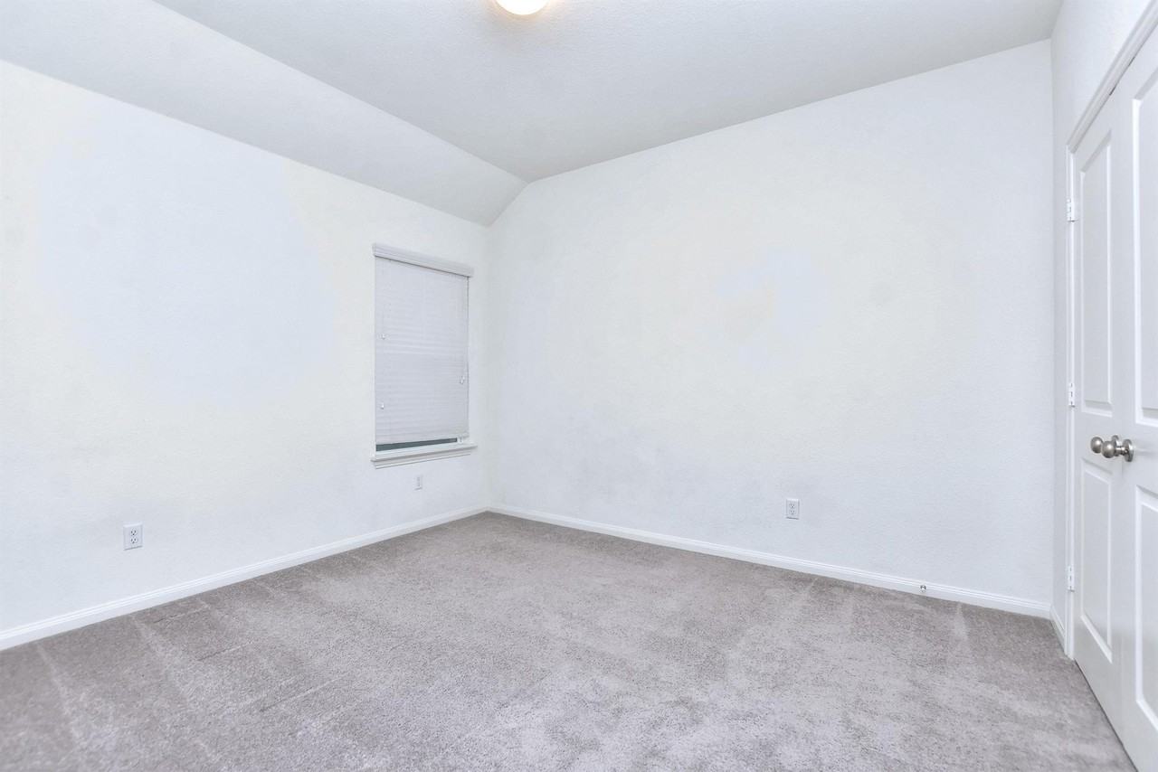 132 Krupp Ave - Photo 7 of 39