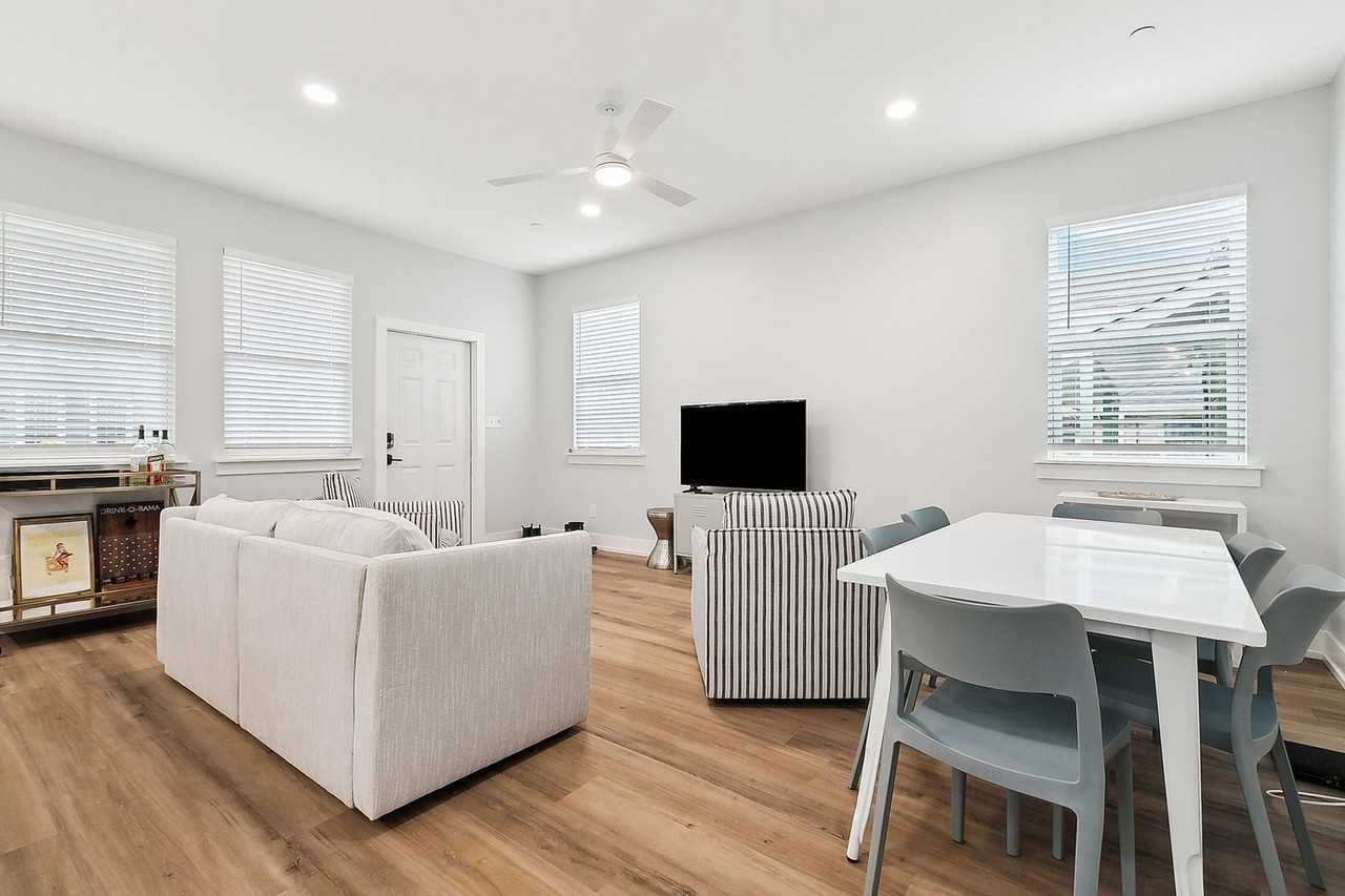 1809 Hillary St - Photo 2 of 8