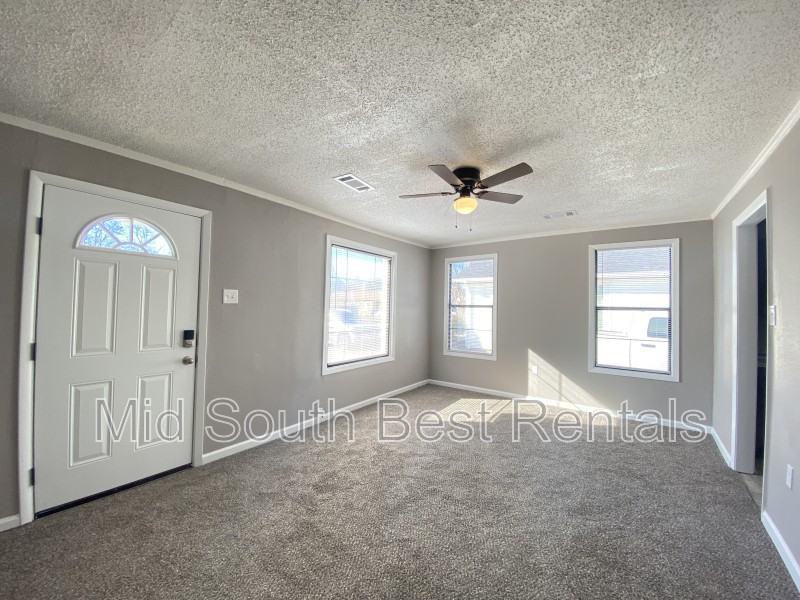 305 W 19th St - Photo 2 of 8