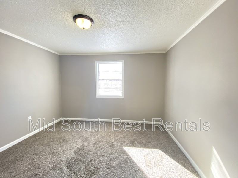 305 W 19th St - Photo 4 of 8