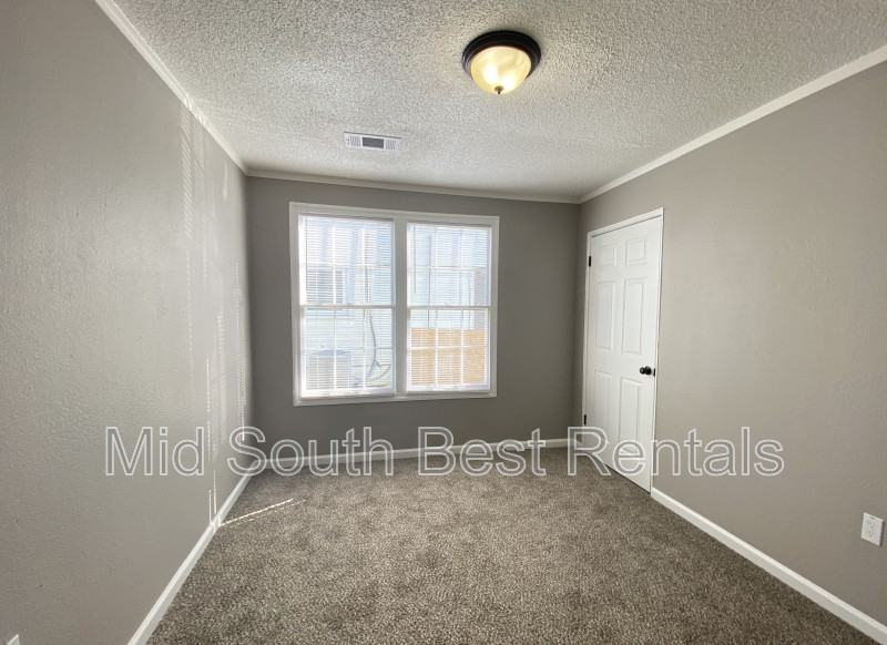 305 W 19th St - Photo 5 of 8