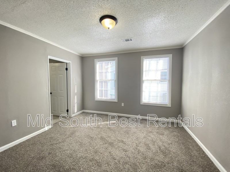 305 W 19th St - Photo 6 of 8