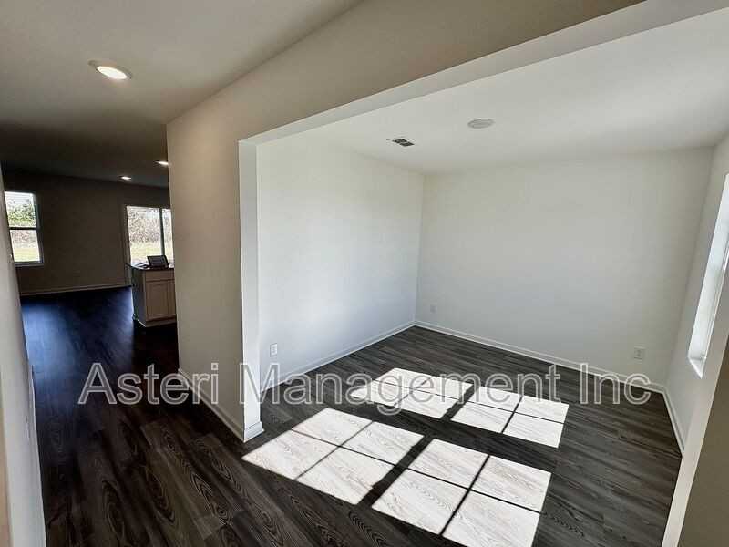 231 Isabella Way - Photo 3 of 22