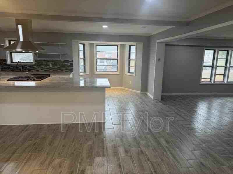 127 Columbia St - Photo 3 of 16