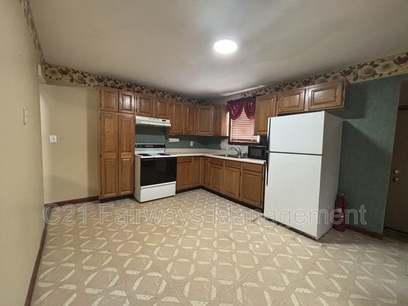 561 Farnsworth Ave - Photo 3 of 7