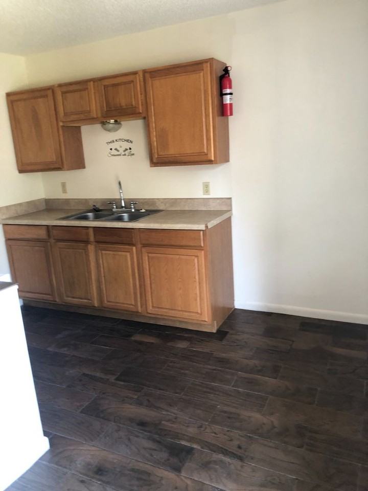 235 Pinecrest Ave - Photo 5 of 8