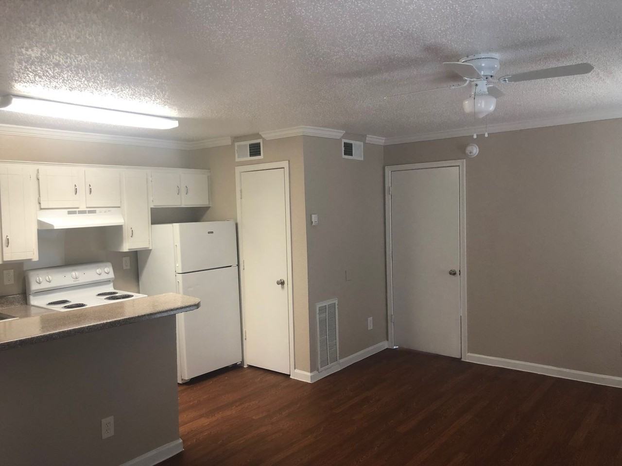 Spanish Vida Apartments - Photo 6 of 13
