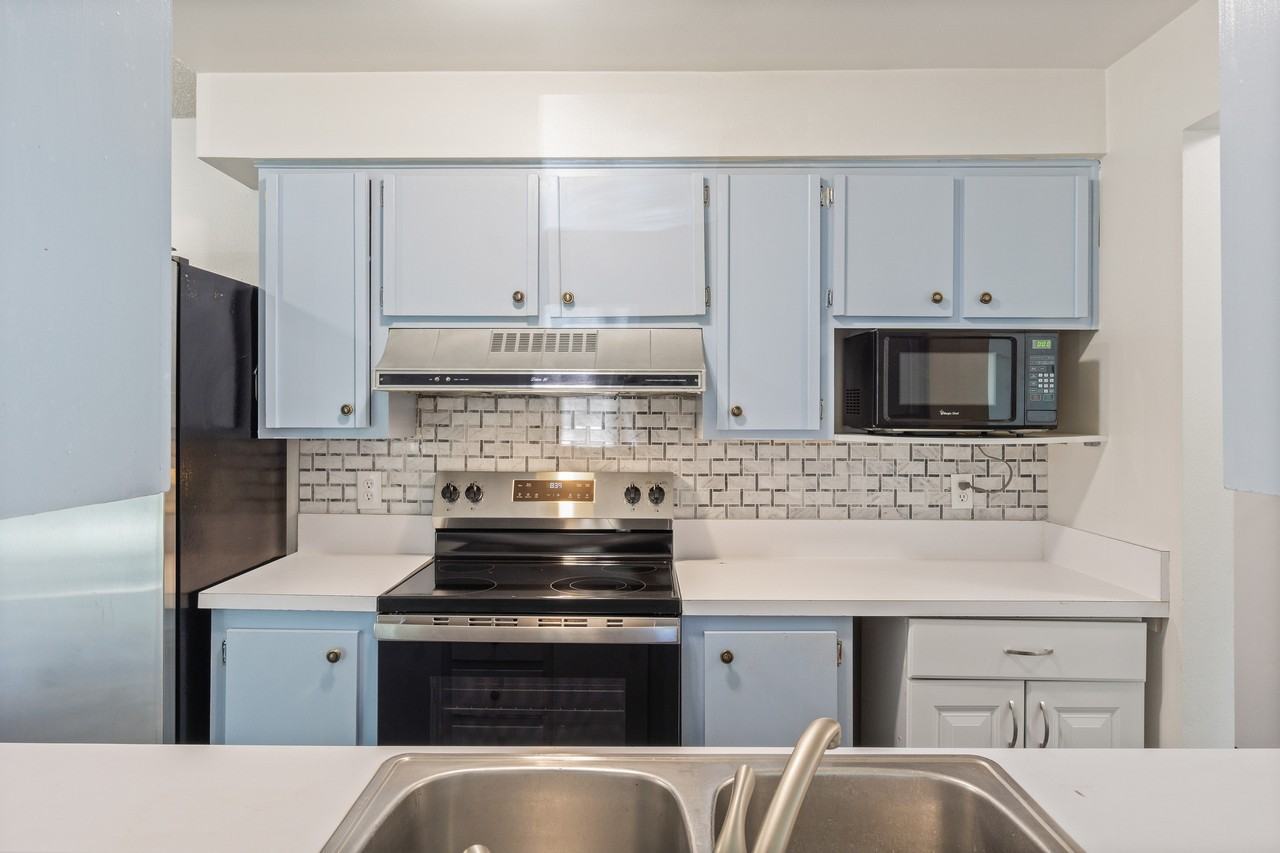 17110 NE 45th St, Redmond - Photo 2 of 23