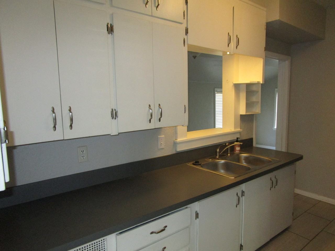 611 S Flood Ave - Photo 5 of 18