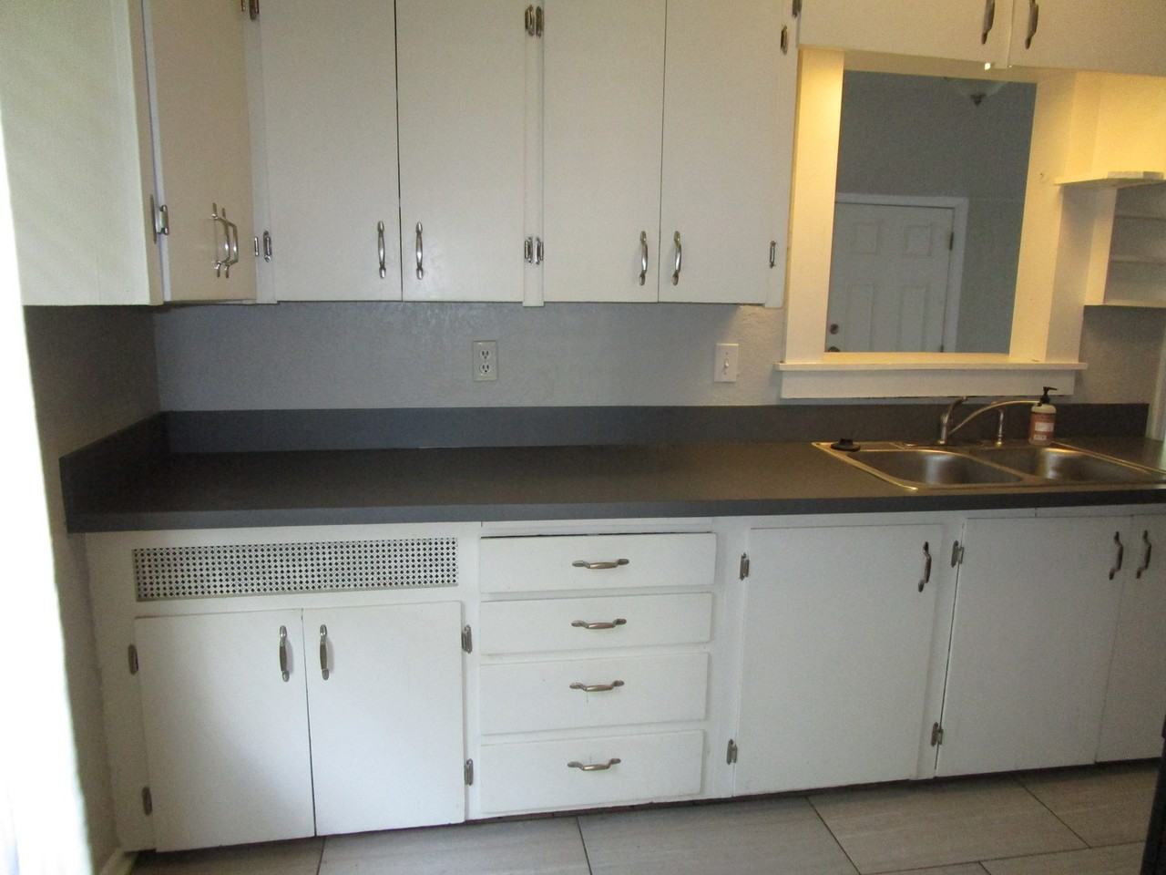 611 S Flood Ave - Photo 6 of 18