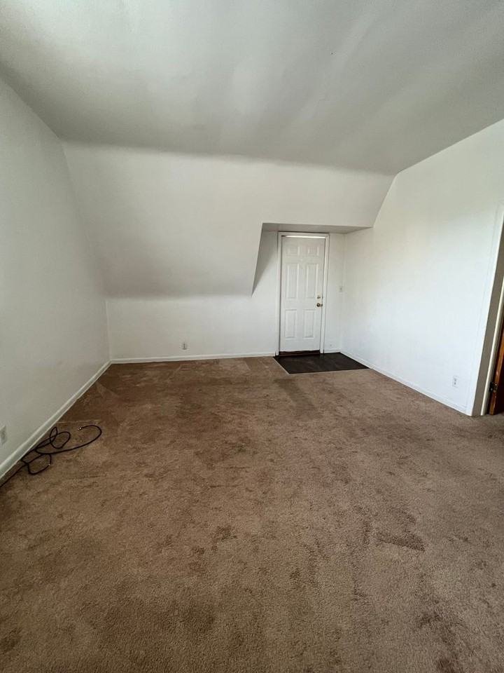 121 University Ln - Photo 2 of 7