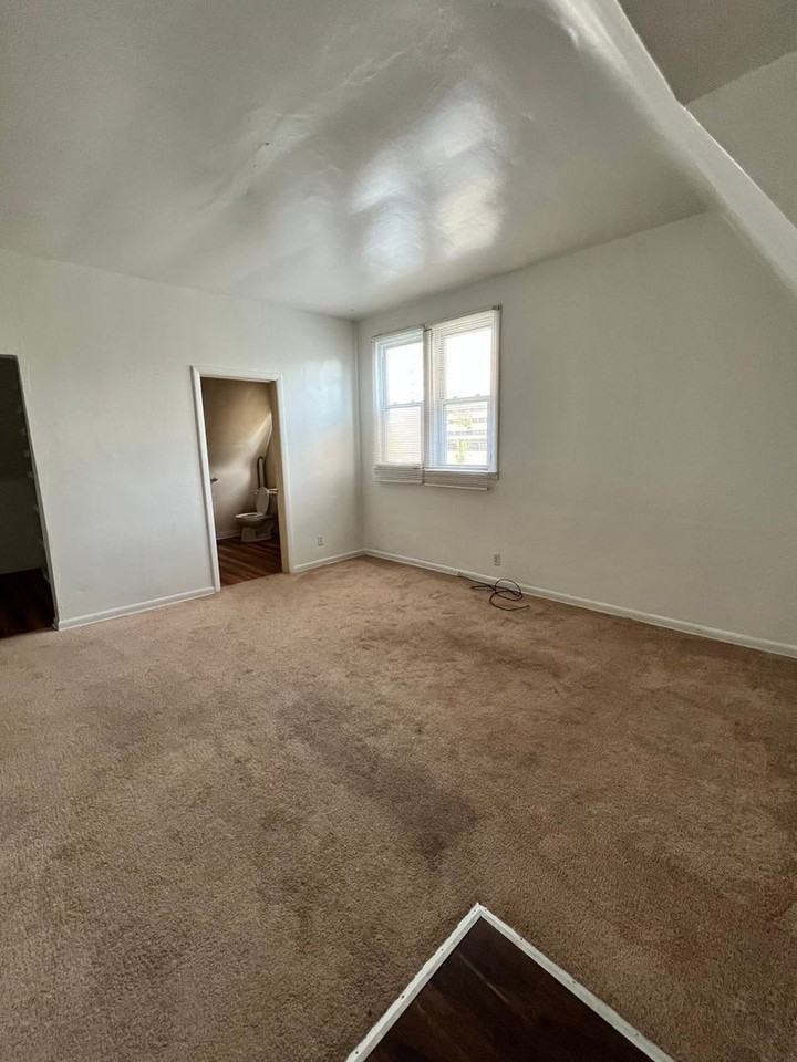 121 University Ln - Photo 3 of 7