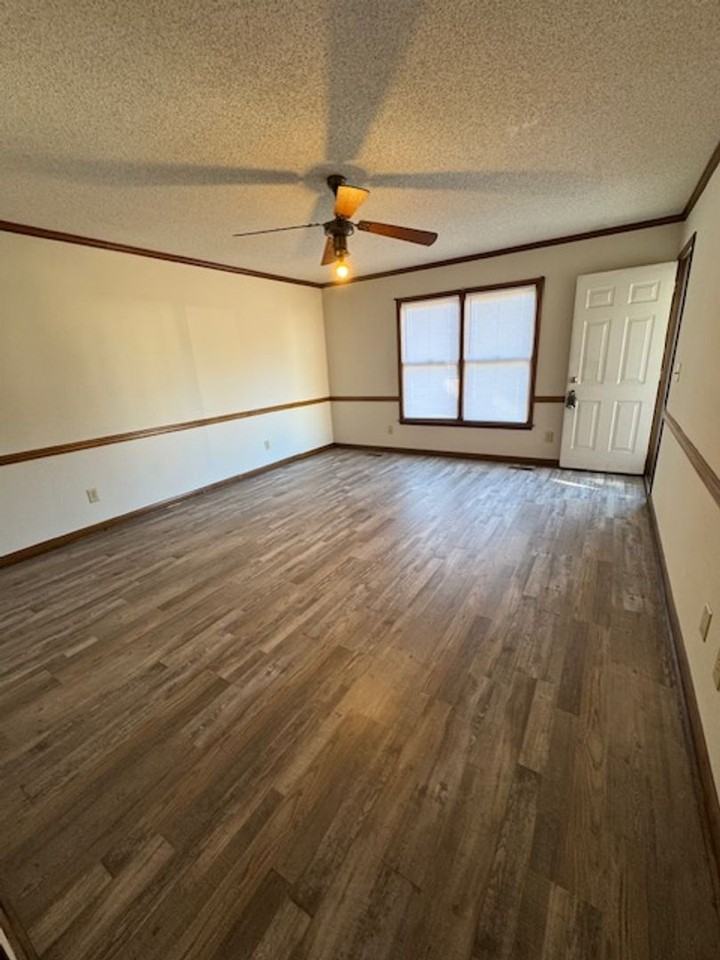 117A E John St - Photo 3 of 10