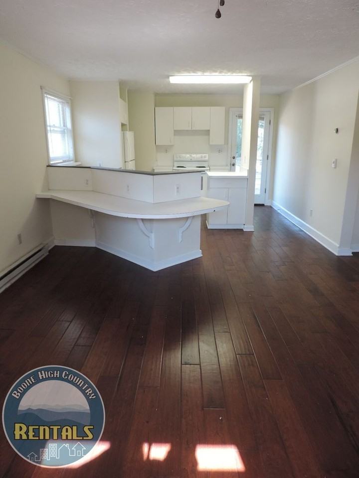 894 W King St - Photo 3 of 22