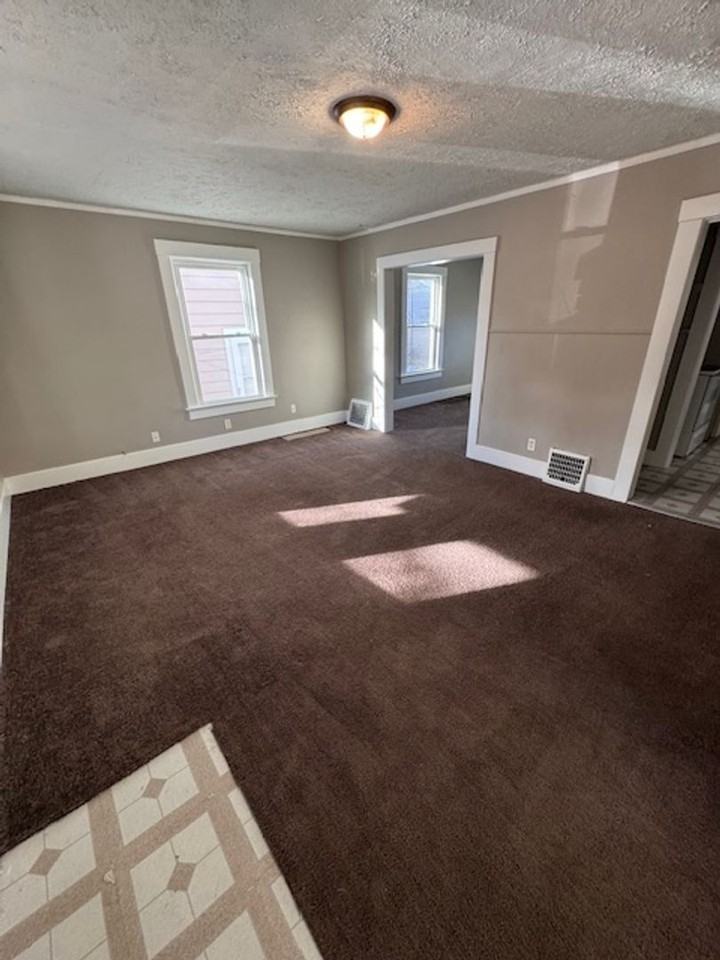 2046 Thompson Ave - Photo 2 of 8