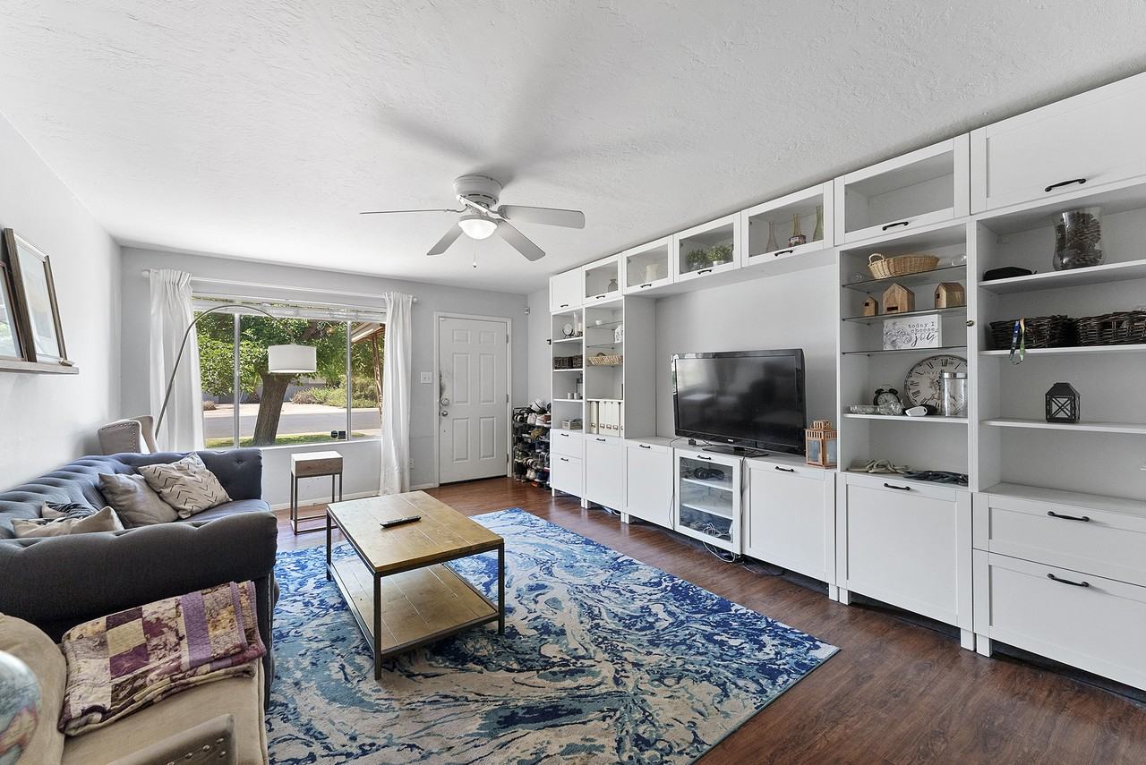 226 East Erie Drive - Photo 2 of 12