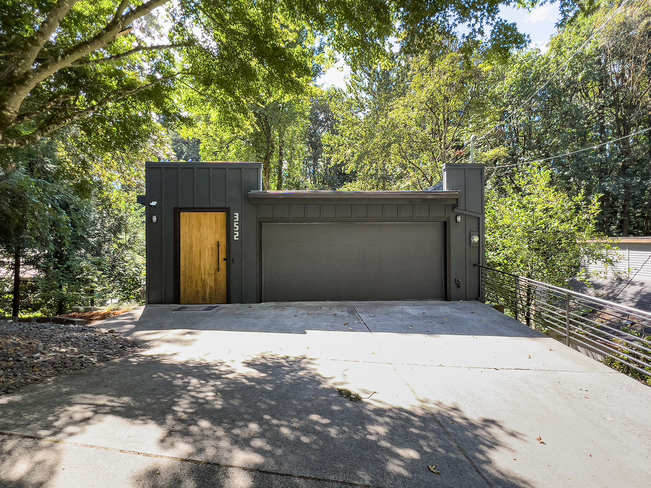 352 Sw Custer St - Photo 3 of 32