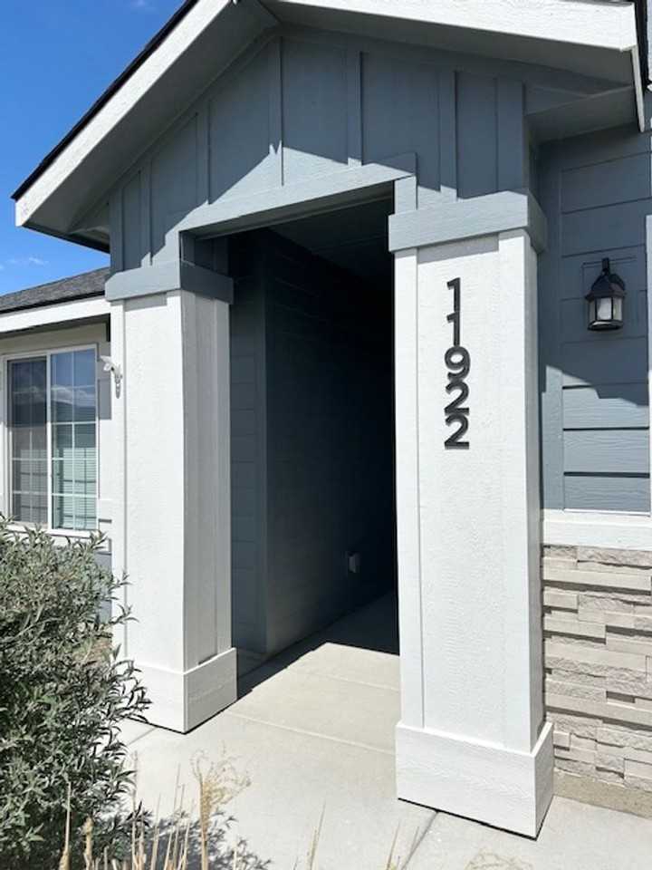 11922 W Box Canyon St - Photo 2 of 41