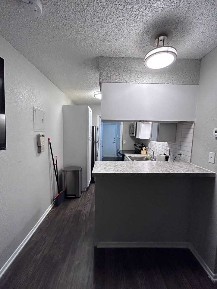 2801 Hemphill Park #A201 - Photo 4 of 9