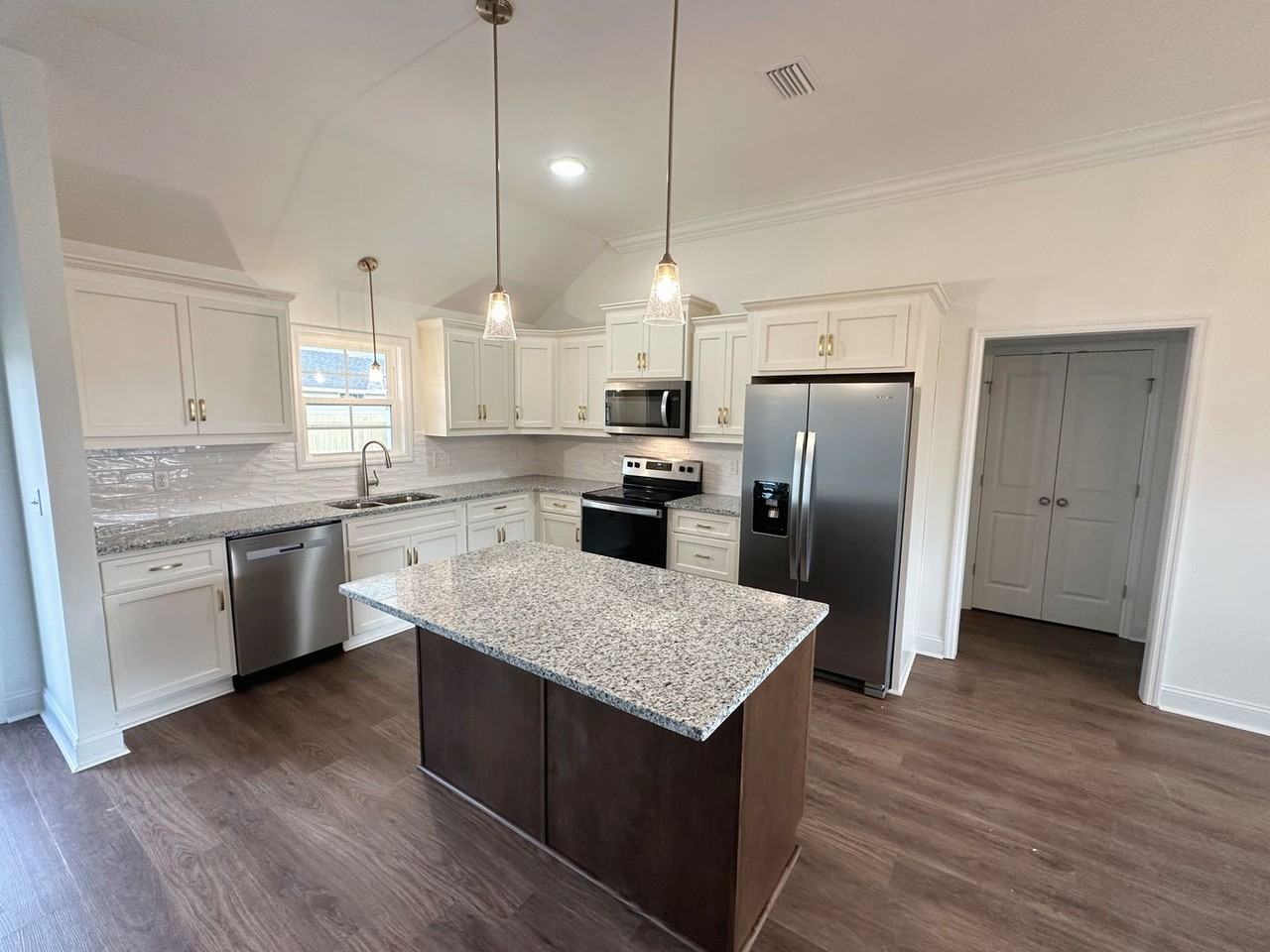 3822 Edinburg Cir - Photo 7 of 22