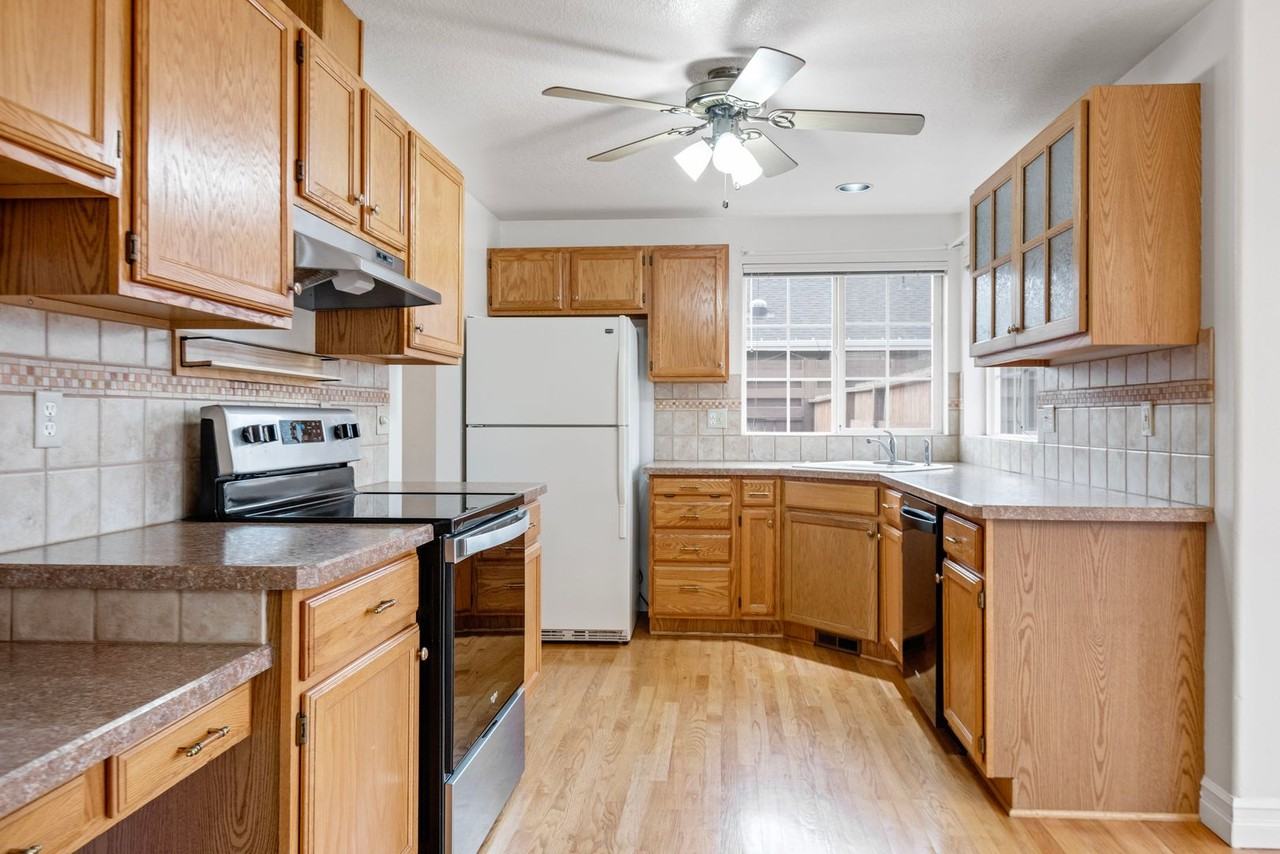 2116 Nw Hemlock Pl - Photo 2 of 17