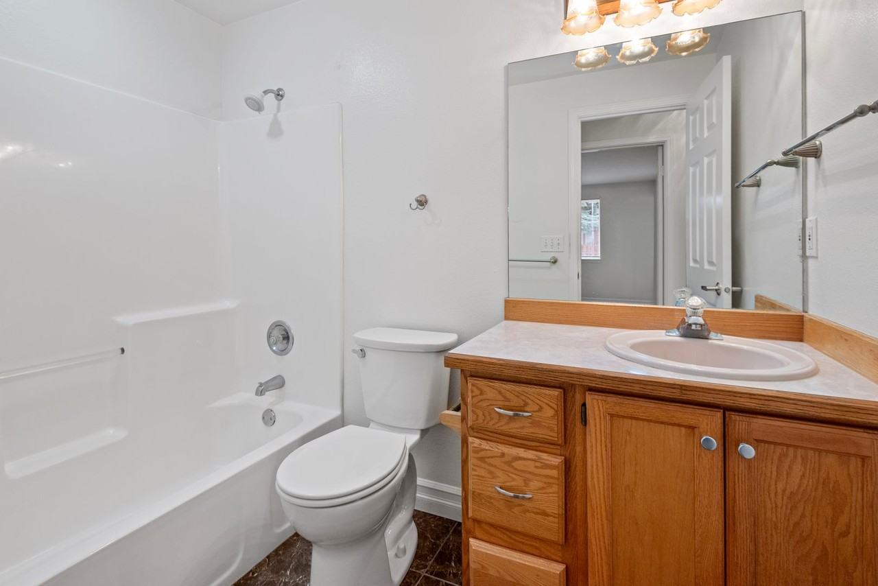 2116 Nw Hemlock Pl - Photo 6 of 17