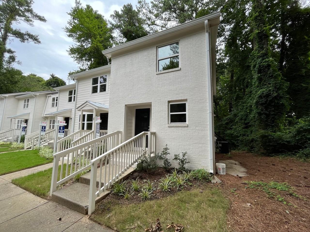 212 N Peartree Ln - Photo 2 of 21